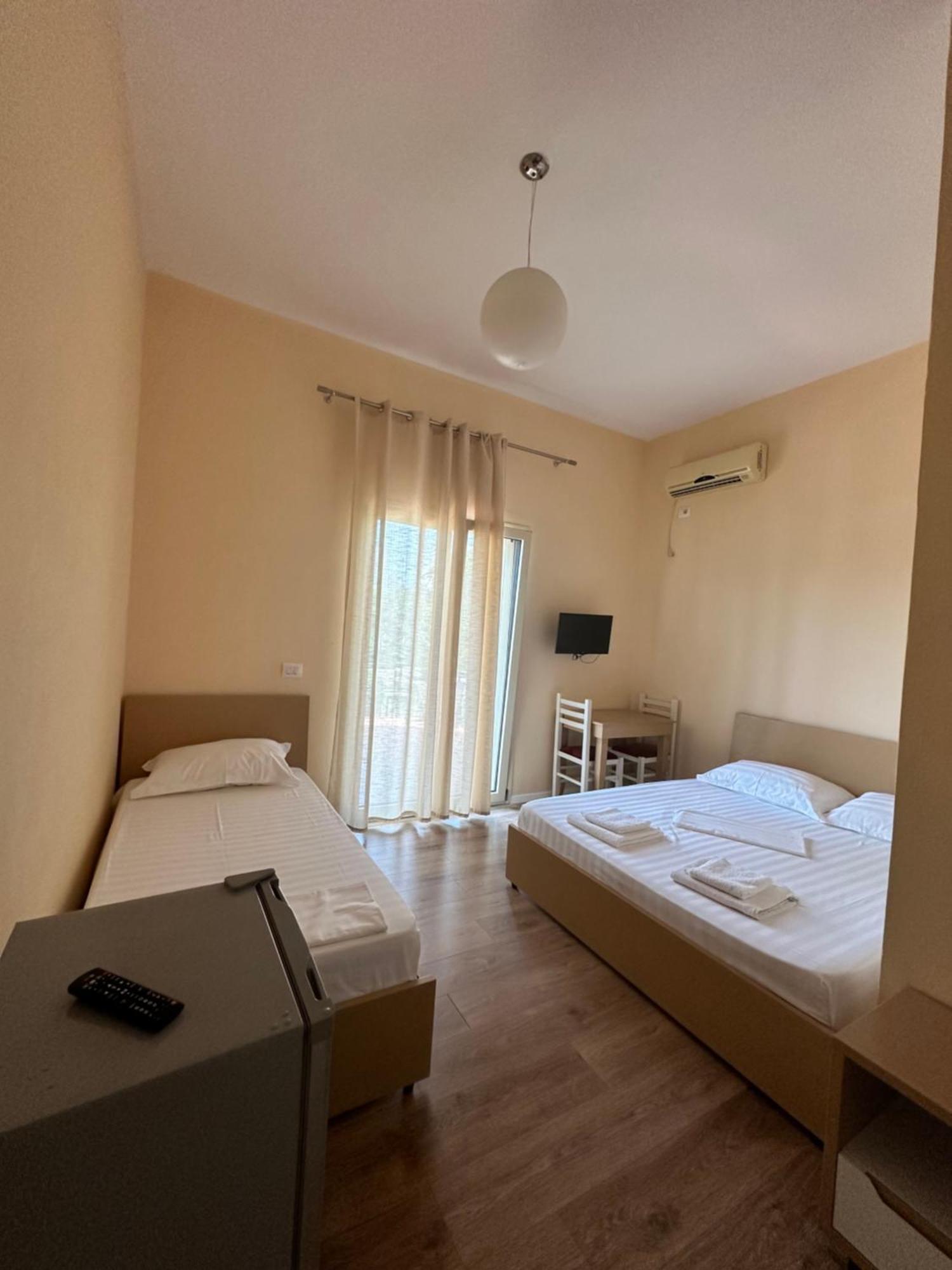 Maria Rentals Radhimë Buitenkant foto