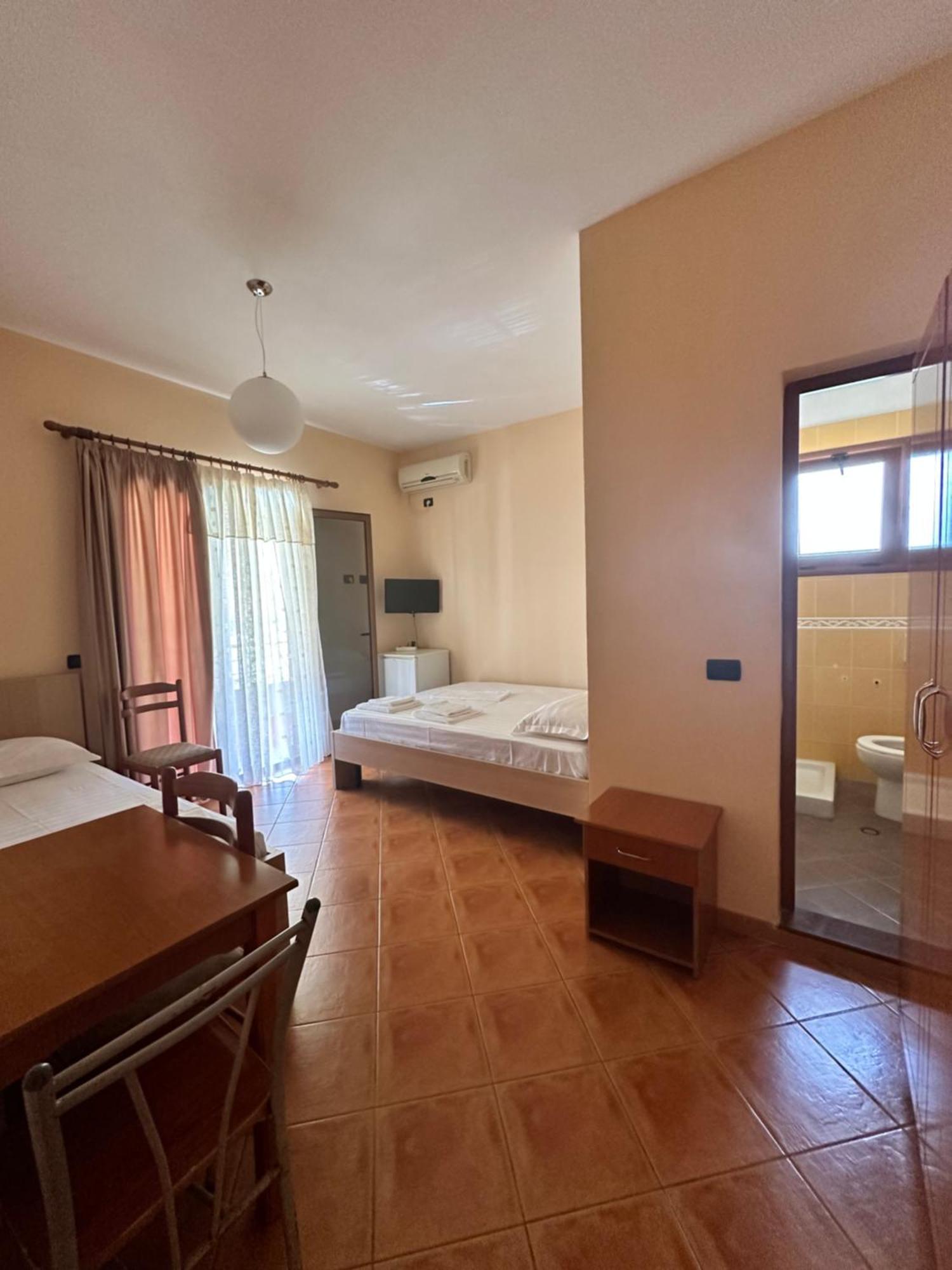 Maria Rentals Radhimë Buitenkant foto
